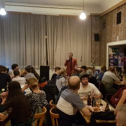 Das Bild zeigt das Pub-Quiz mit SPD-Bürgermeisterkandidat Thomas Heydecker.