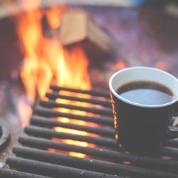 Tasse Kaffee neben dem Grill