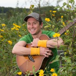 DONIKKL mit Gitarre im Garten