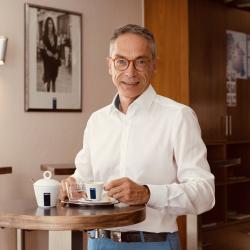 Wolfgang Goschenhofer mit Kaffeetasse