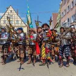 Das Bild zeigt mehrere Ritter