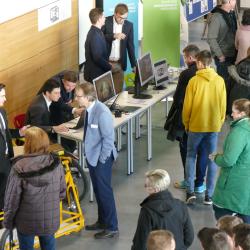 Die Fritz-Hopf-Technikerschule und die Staatliche Wirtschaftsschule präsentieren sich der breiten Öffentlichkeit an einem „Tag der offenen Schule“.