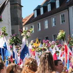 Jungen und Mädchen mit Fahnen beim Stabenfest