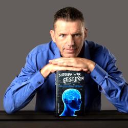 Robert Fischer mit Buch "Sterben war gestern"