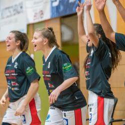 Basketballerinnen Geiselsöder, Sachnovski, Berlitz und Obanor im Trikot, jubelnd