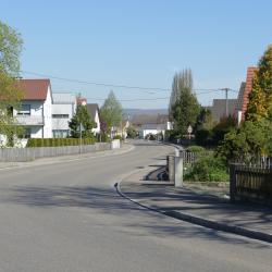 Die Hauptstraße in Genderkingen schlängelt sich durch die Gemeinde. 