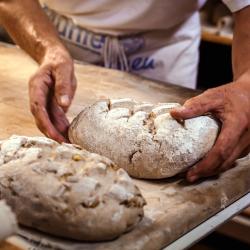 Wer in der Bäckerei arbeitet, muss früh aufstehen und zulangen können. Trotzdem ist die Bezahlung unterdurchschnittlich. Die Gewerkschaft NGG fordert jetzt bayernweit höhere Löhne.