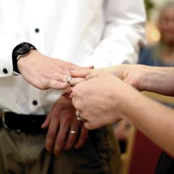 Frau steckt Mann Ehering an