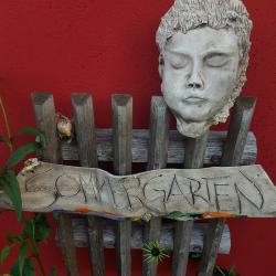 Keramikmaske mit Holzschild "Sommergarten"