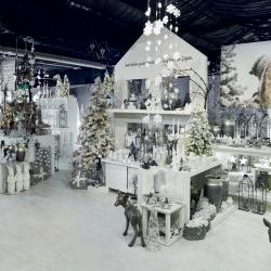 Das Foto zeigt die Ausstellung auf dem Indoor-Weihnachtsmarkt 