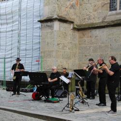 Das Bild zeigt die acht Musiker der Stadtjazzerey vor St Georg in Nördlingen.