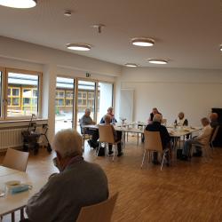 Immer dienstags treffen sich bis zu 16 Seniorinnen und Senioren zum gemeinsamen Essen, zur Begegnung und zum Mittagstisch, im Gemeindezentrum in der Riomer Straße.