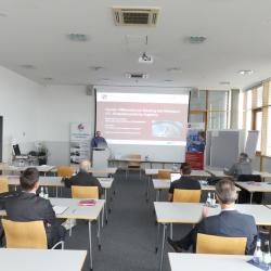 Christoph Unterburger (Mittelstand 4.0 Kompetenzzentrum Augsburg) begrüßt die Teilnehmer der gemeinsamen Veranstaltung zur kostenfreien Schulung „Digitalisierung kompakt – Potenziale, erste Schritte und Praxisbeispiele am TCW