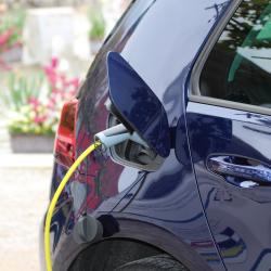 Elektroauto beim Tanken