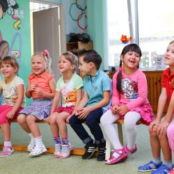 Das Bild zeigt lachende Kinder.