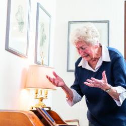 Bestohlene Frau ärgert sich am Telefon.