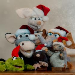 Stofftiere mit Weihnachtsmützen