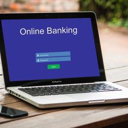 Das Bild zeigt einen Laptop inklusive Online-Banking-Programm.