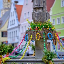 Das Bild zeigt den Osterbrunnen am Oettinger Marktplatz 