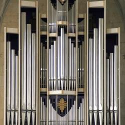 Das Bild zeigt die Orgel der St. Georgskirche in Nördlingen.