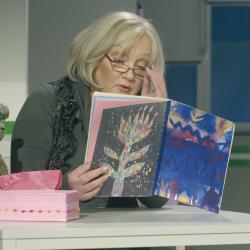 Das Bild zeigt Doris Kunstmann bei einer Buchvorlesung. 