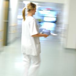 Das Bild zeigt eine Krankenpflegerin 
