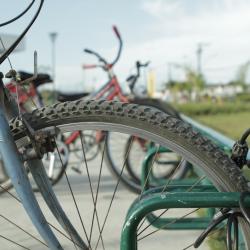 Das Bild zeigt ein angekettetes Fahrrad.