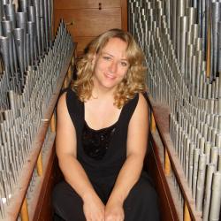 Das Bild zeigt Anne Horsch in der Orgel sitzend.