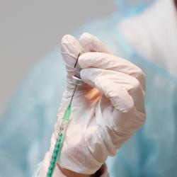 Impfstoff wird in Nadel gesogen