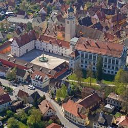 Das Bild zeigt eine Luftaufnahme des Oettinger Resindenzschlosses.