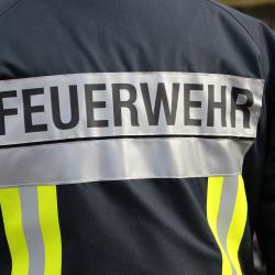 Das Bild zeigt die Aufschrift "Feuerwehr" auf einer Weste. 