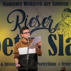 Schnappschuss während eines Rieser Poetry Slams. Licht aus, Spot an – und zwei volle Stunden beste Unterhaltung.