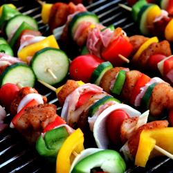Rohe Grillspieße auf einem Grillrost