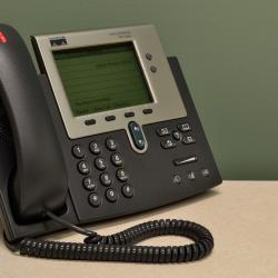 Das Bild zeigt ein Telefon. 