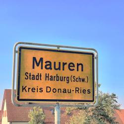 Das Bild zeigt das Ortsschild von Mauren im Landkreis Donau-Ries.