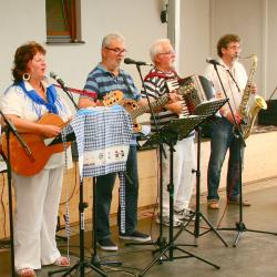 Erna Dirschinger mit Bäldle-Musikanten