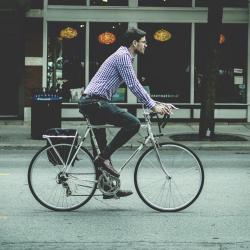 Das Bild zeigt einen Mann der Fahrrad fährt