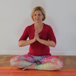 Frau in Yoga-Schneidersitz