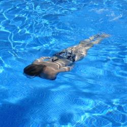 Frau schwimmt unter Wasser