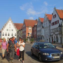 Pilger in der Donauwörther Reichsstraße
