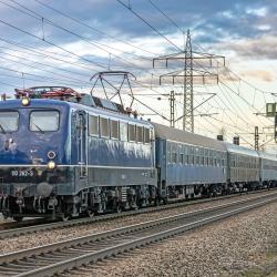 Auf dem Bild: Der Sonderzug Luther, gezogen von einer historischen Elektrolokomotive und  aus Schnellzugwagen im Stil der 1950er/1960er Jahre gebildet wird.