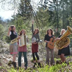 Auf dem Bild zu sehen das Quintett mit ihren Instrumenten.
