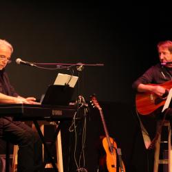 Die Beiden Musiker Michael Ruff (l.) und Manfred Rehm (r.) kommen am 2. Oktober ins b+ Zentrum nach Blossenau. 