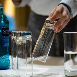 Wenn das Glas eher halb leer als halb voll ist: Ein Großteil der Beschäftigten in Restaurants, Cafés und Hotels arbeitet zu Niedriglöhnen – und hat wegen Corona schlechte Job-Perspektiven, kritisiert die NGG. Die Gewerkschaft ruft die Arbeitgeber der Branche dazu auf, sich zu tariflichen Standards zu bekennen.
