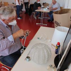 Von kleinen Haushaltsgeräten über Kleidung bis hin zu alten Elektrogeräten – die Reparaturprofis im Reparatur-Café sind in vielen Fachbereichen gut aufgestellt.