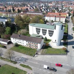 Luftbild der Kirche St. Josef in Nördlingen und des umgebenden Areals