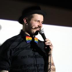 Nils Nektarine, der Moderator mit dem markanten Bart, veranstaltet veranstaltet monatliche Powerpoint Karaoke Abende in seiner Heimatstadt Nürnberg und in Würzburg. Ist das Publikum im Donau-Ries bereit für diese Kunstform? 