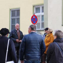 Nördlingens Ehrenbürger Alt-Oberbürgermeister Hermann Faul begrüßt die Teilnehmerinnen und Teilnehmer beim Stadtspaziergang im vergangenen Jahr