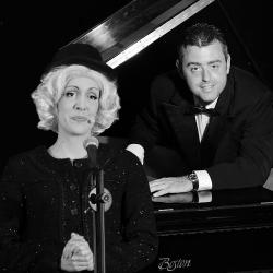 Clarissa Hopfenspitz (l.) wird bei ihrer "One-Woman-Show" von Pianist Marcus Prügel (r.) unterstützt. 