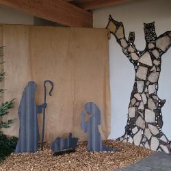 Eine Weihnachtskrippe lädt zum Verweilen im Blossenauer Kräuterhäusl ein.